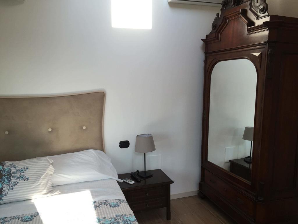 La Villa Bianca Guest House Cantu Room photo