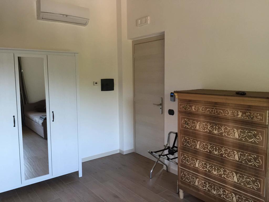 La Villa Bianca Guest House Cantu Room photo